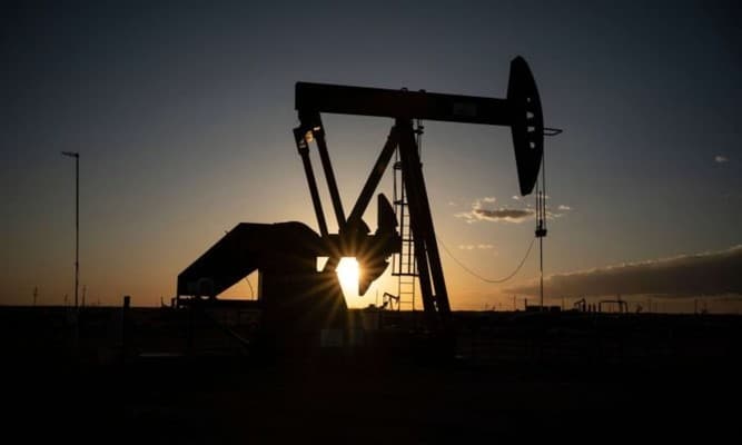 Oil prices climb as supply worries grow