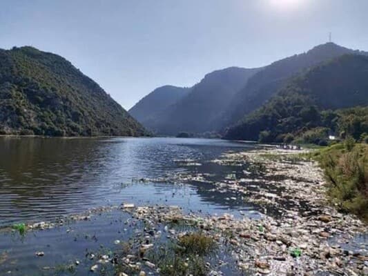Environmental Scouts criticize waste buildup at Ain El Samak Lake