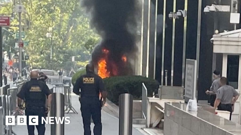 Veteran sets fire outside Manhattan court