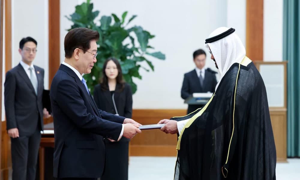 Kuwait envoy presents credentials to S Korea President