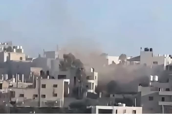 Occupation Forces Block House in Beit Ummer, Detain Citizens