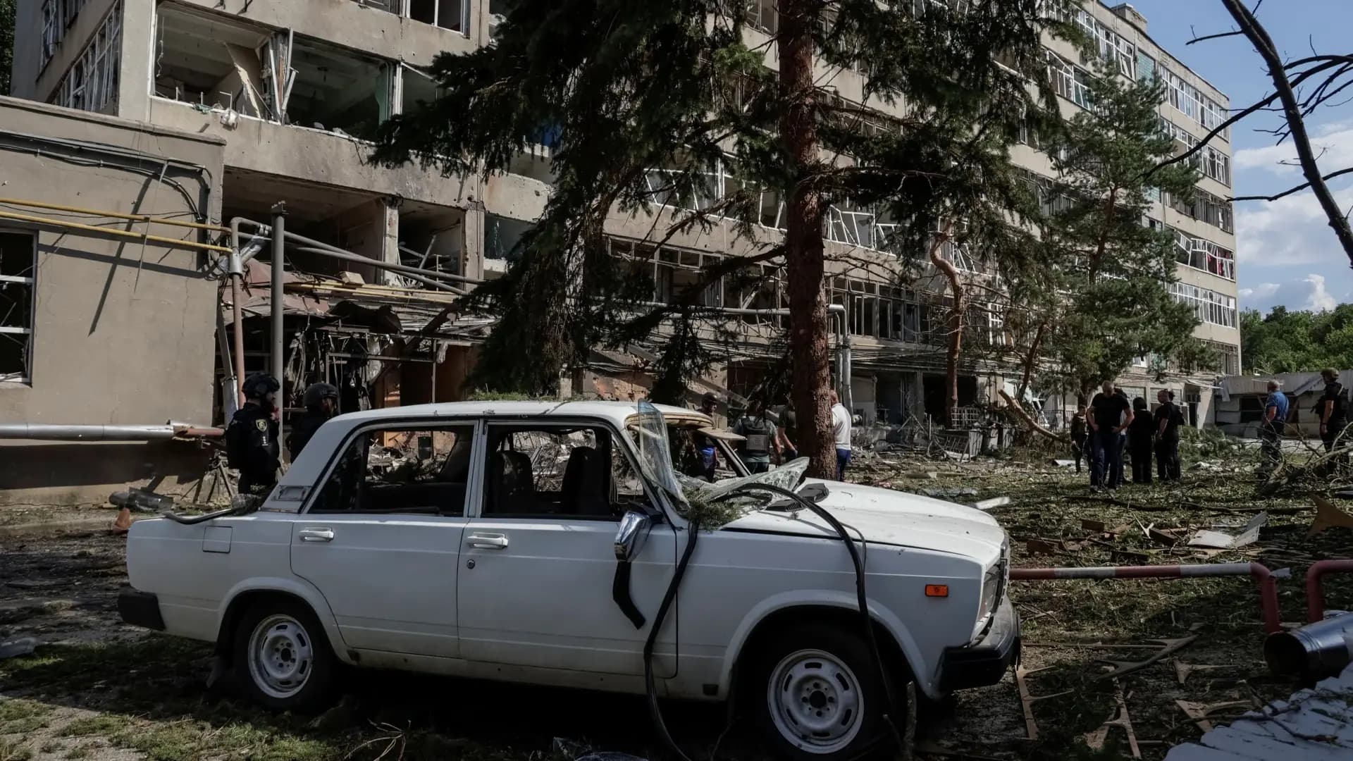 Russian refinery fire claims 8 lives