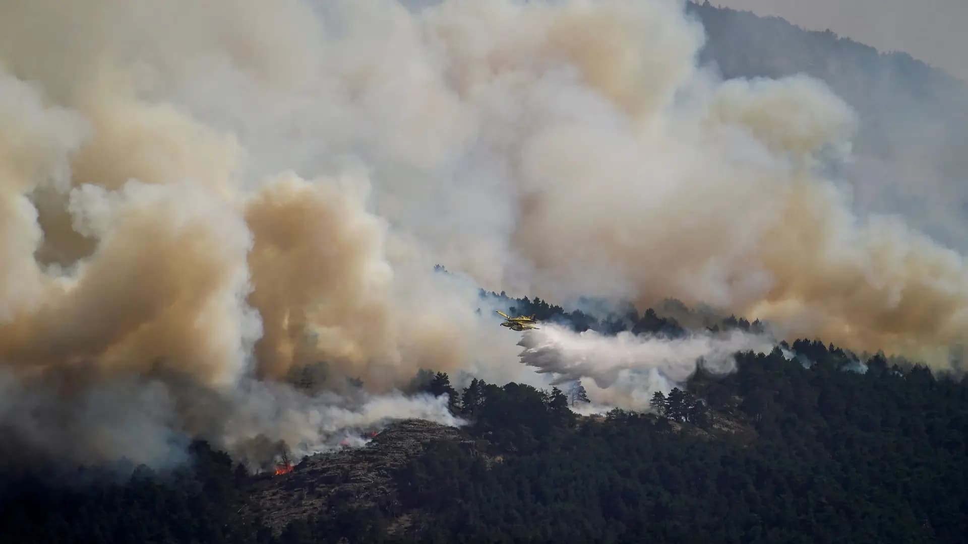 Madrid wildfire intensifies authorities say no containment possible