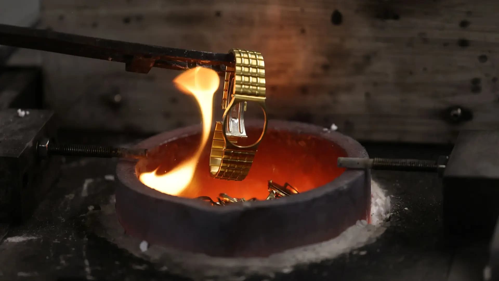 Gold Struggles Amid Oil Market Pressure