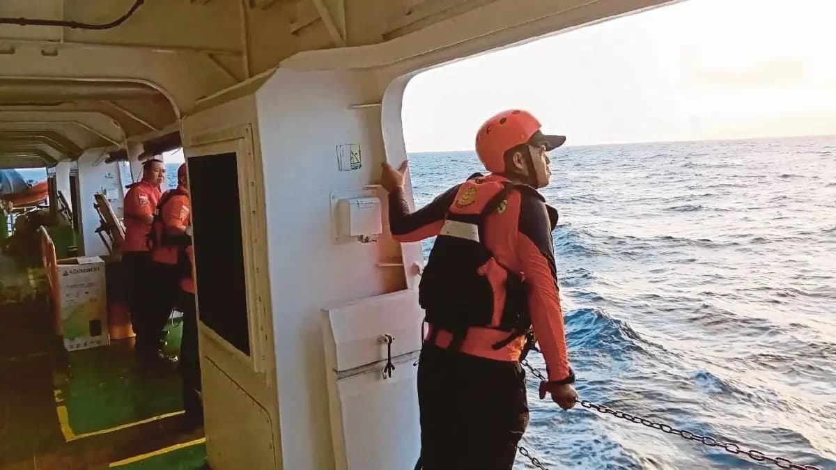 Indonesia seeks missing tourist boat with 13 onboard