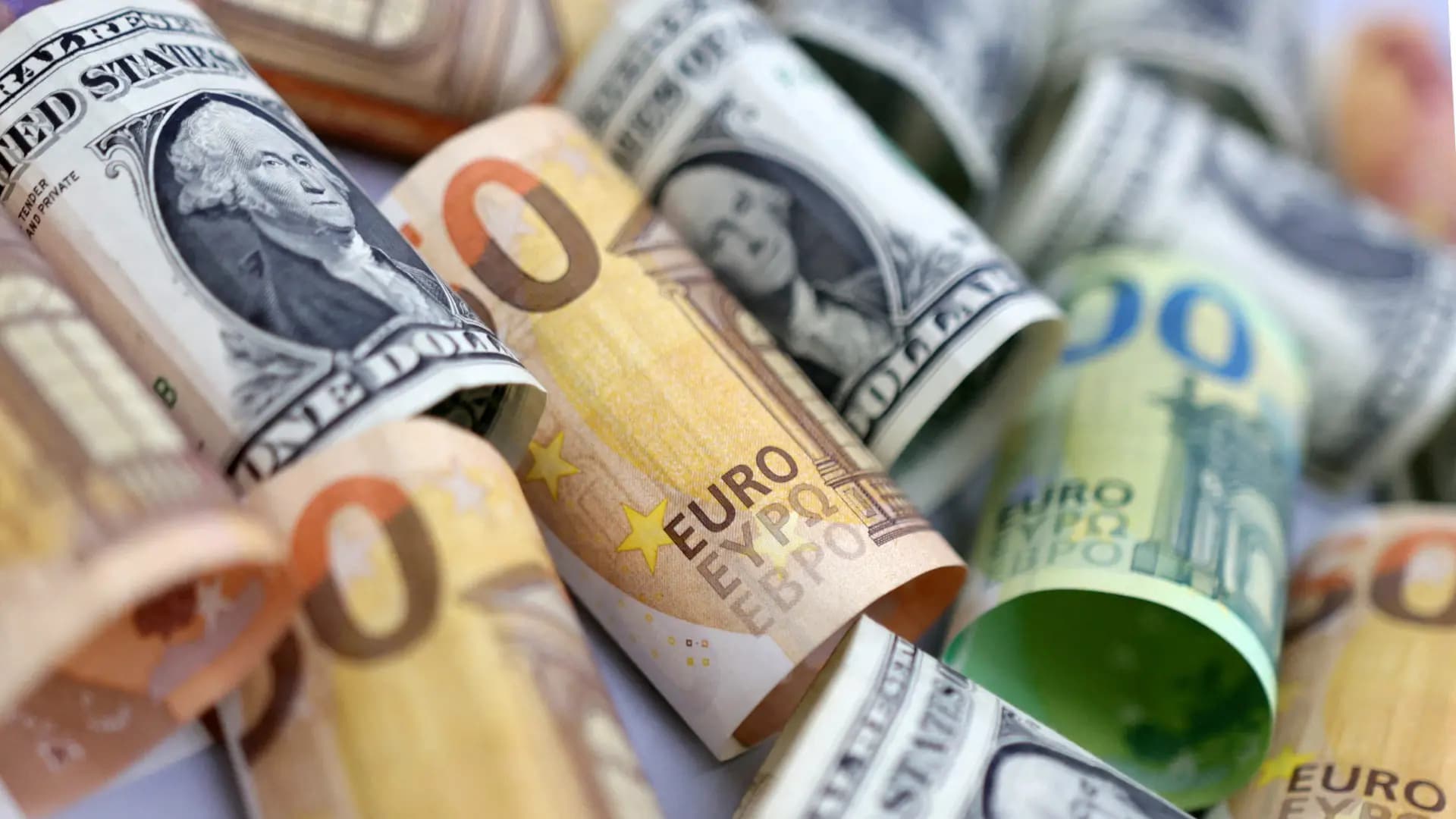 Reasons behind the dollar's rising trend