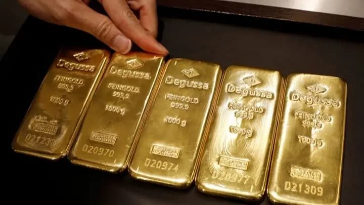 Gold climbs as oil prices and navigation concerns grow