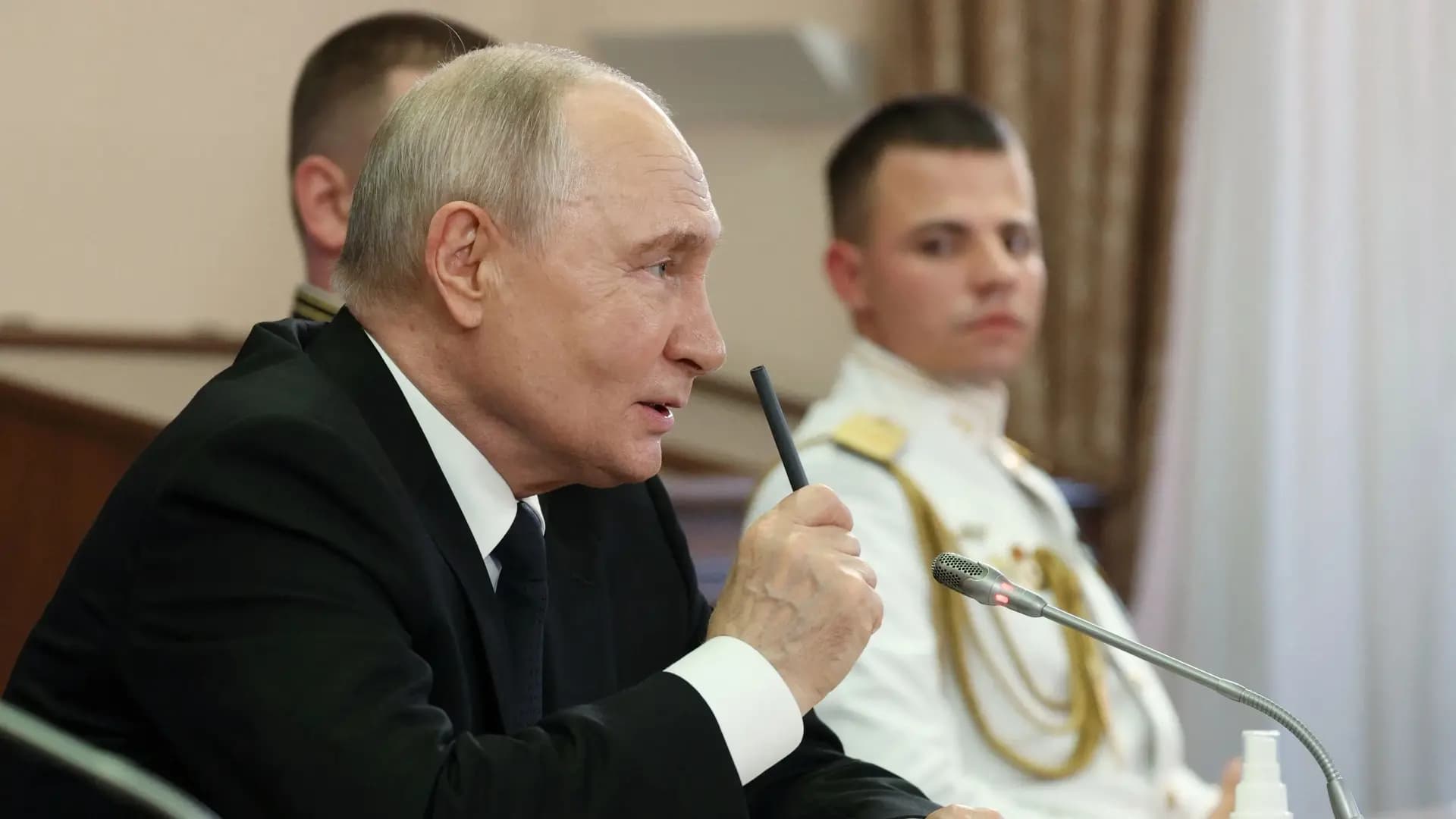 Putin intensifies pressure on opposition over Ukraine