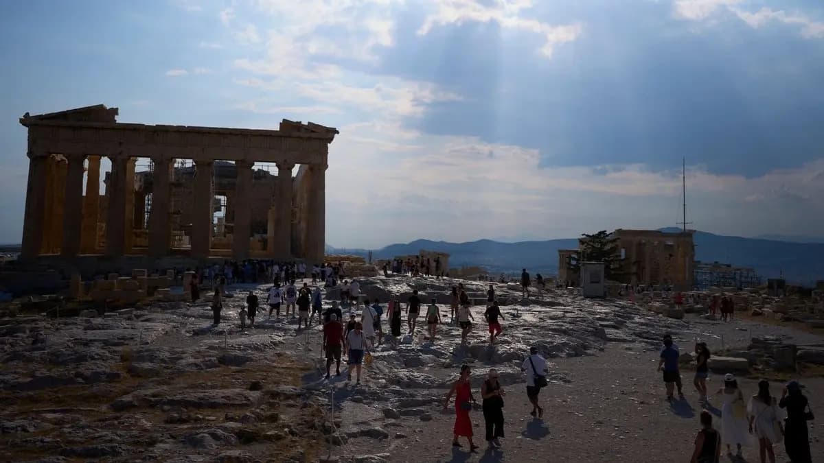 Greek police respond to Acropolis stabbing