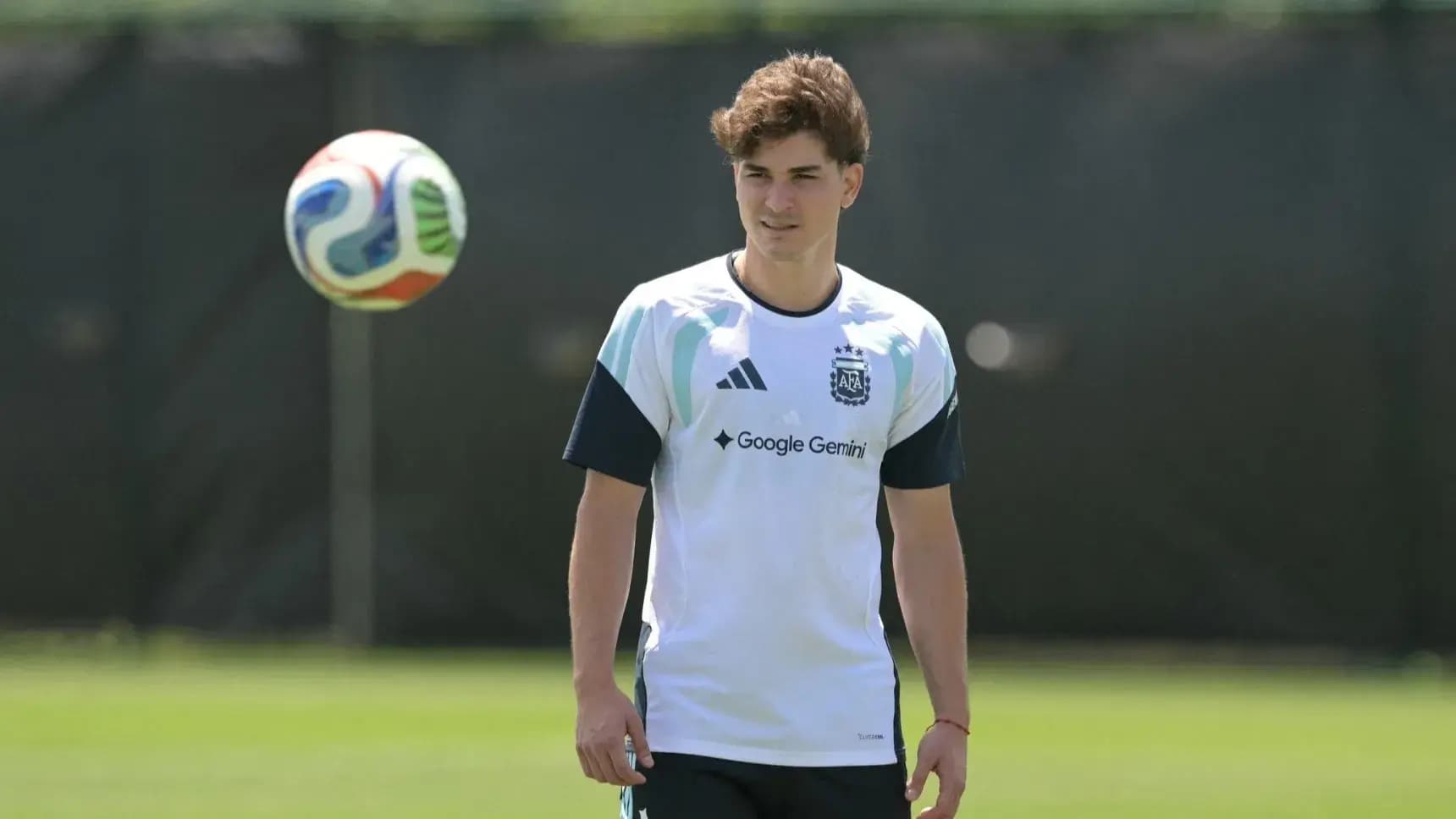 Julian Alvarez Seeks Barcelona Move