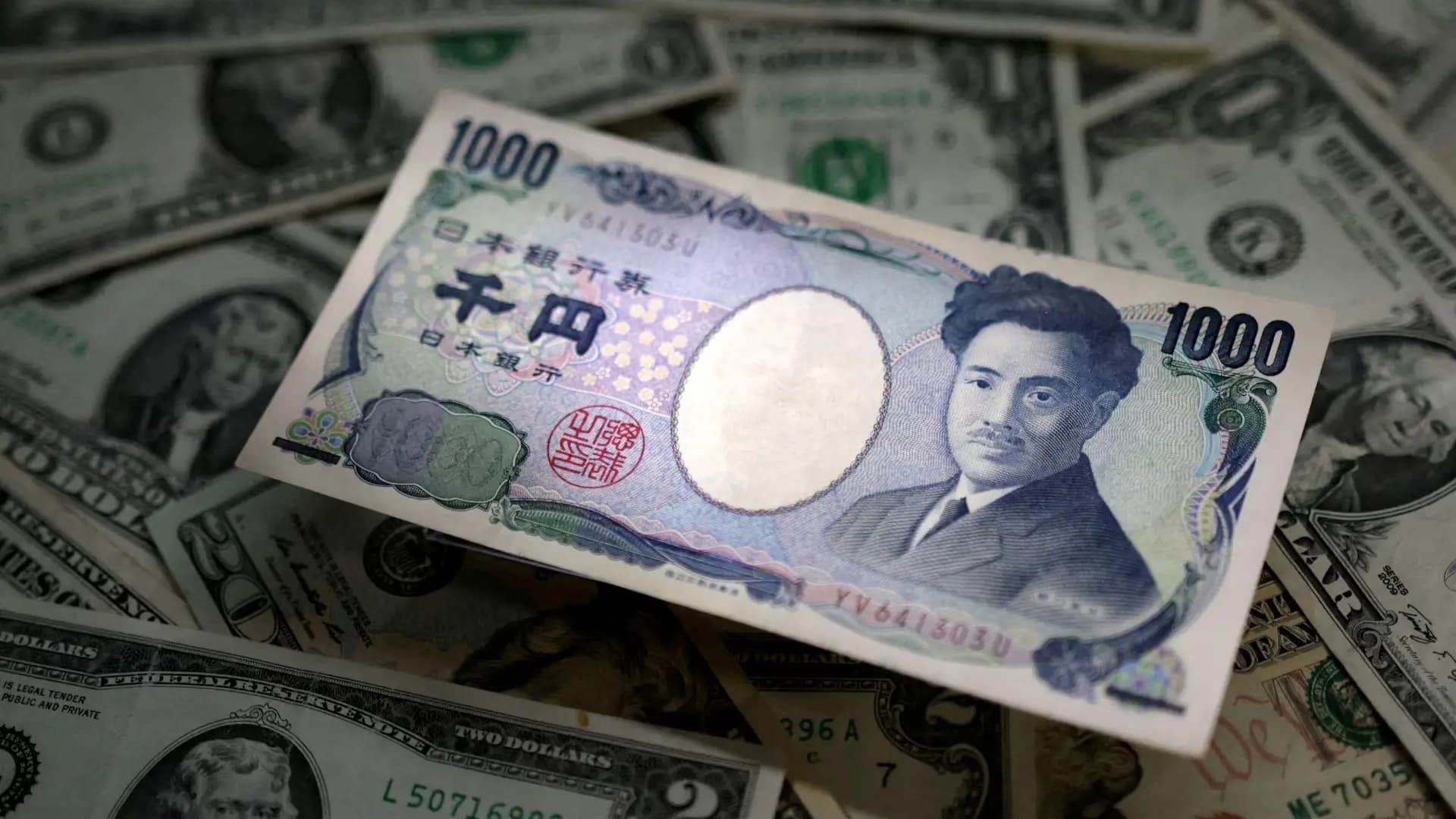 Yen falls to historic lows amid rising US yields