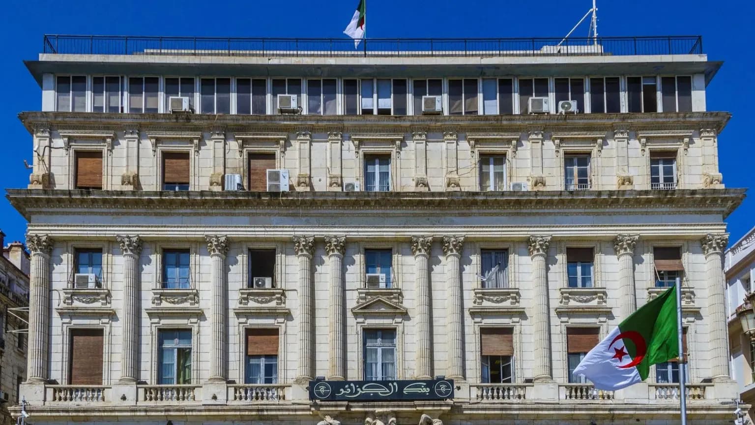 Algerian bank urges international card issuance