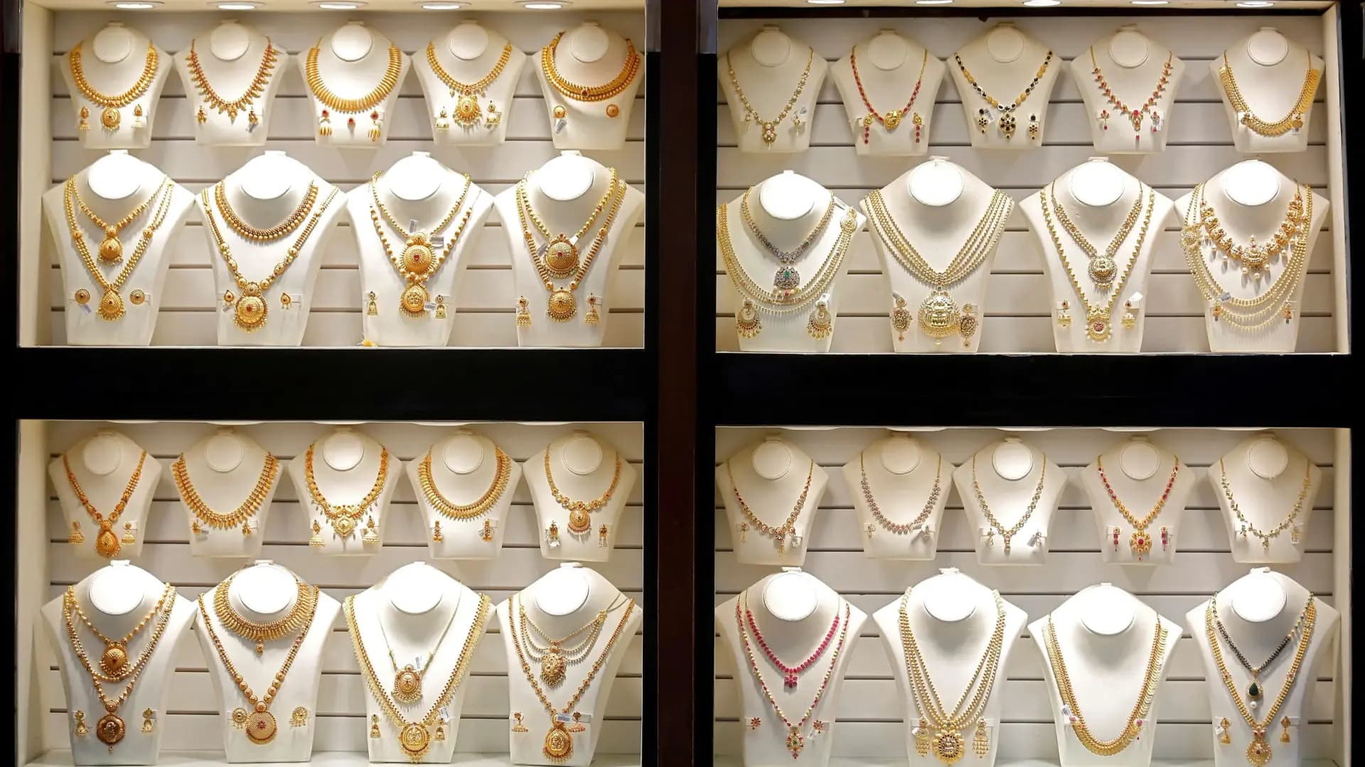 Gold Gains Amid Middle East Developments