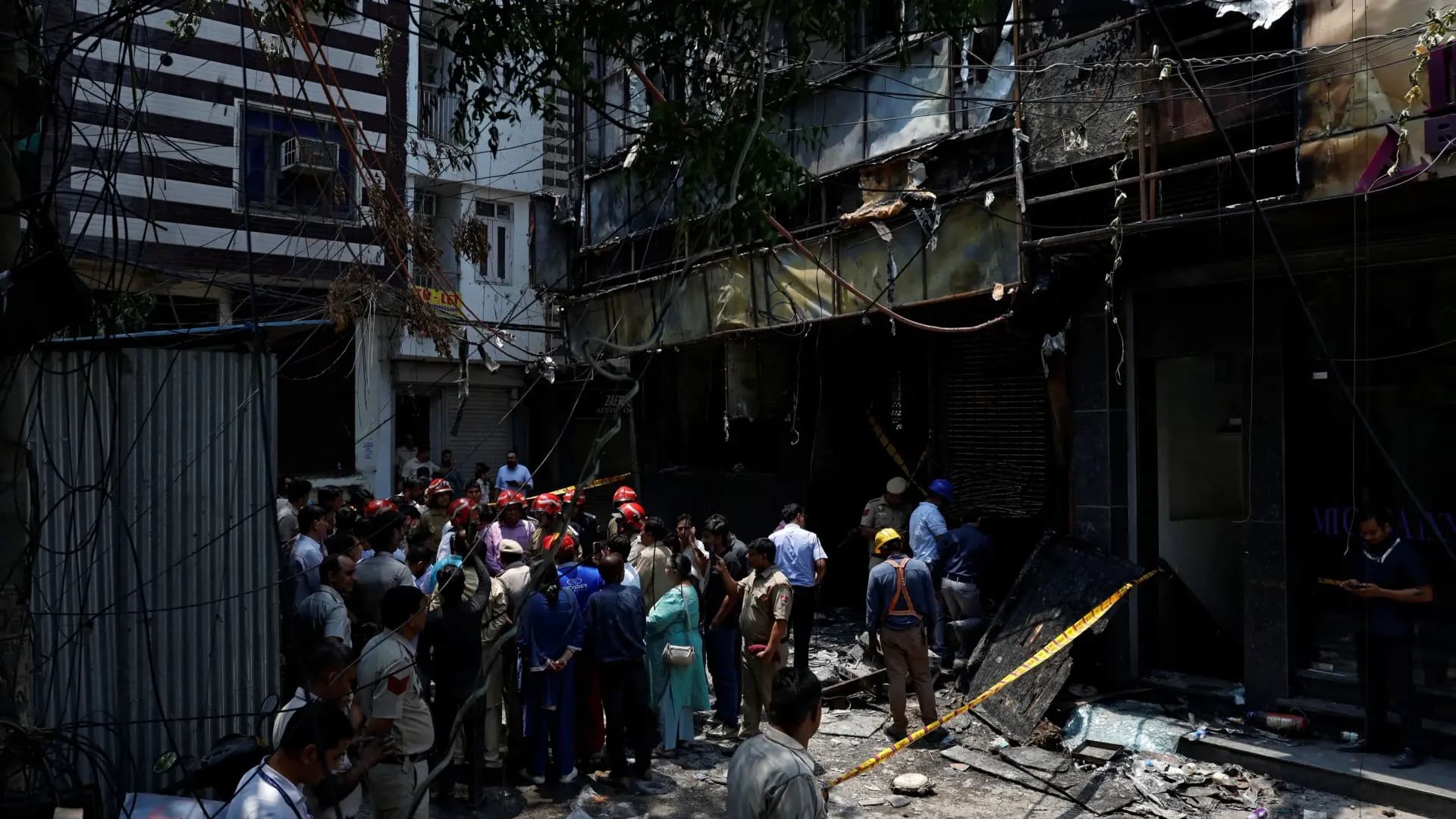 Poisonous gas delays rescue of 13 workers in India