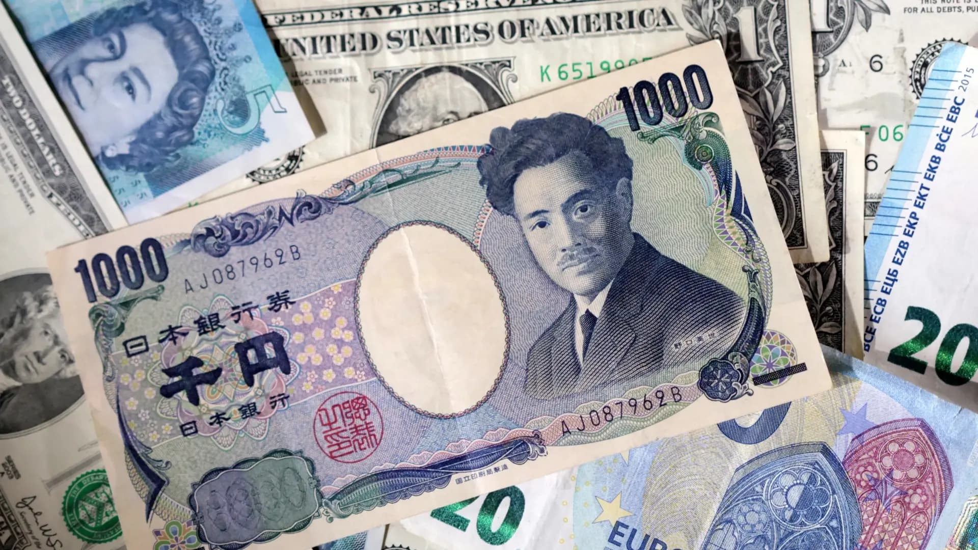 Japanese yen drops to 40-year low
