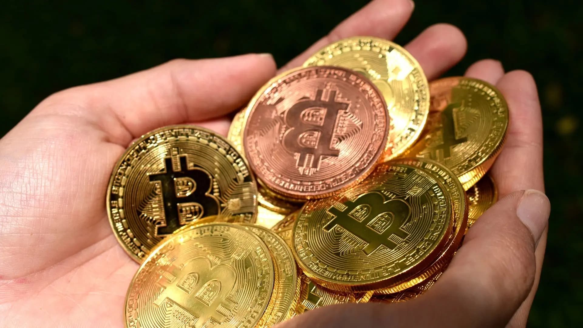 Cryptocurrency Market Slumps Bitcoin Falls