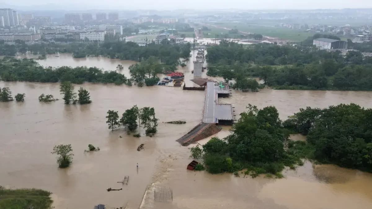 Typhoon Saudel Causes Fatalities in China
