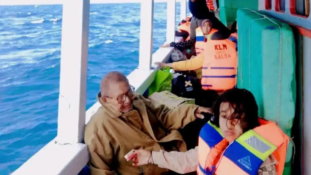 Rescuers save shipwreck victims in Indonesia