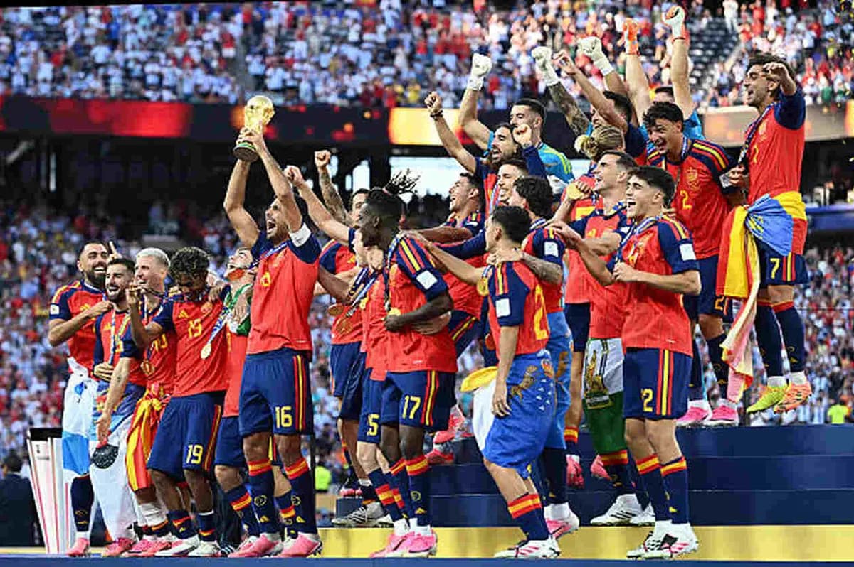 Regional Flags Stand Out at Spain's World Cup Cheers