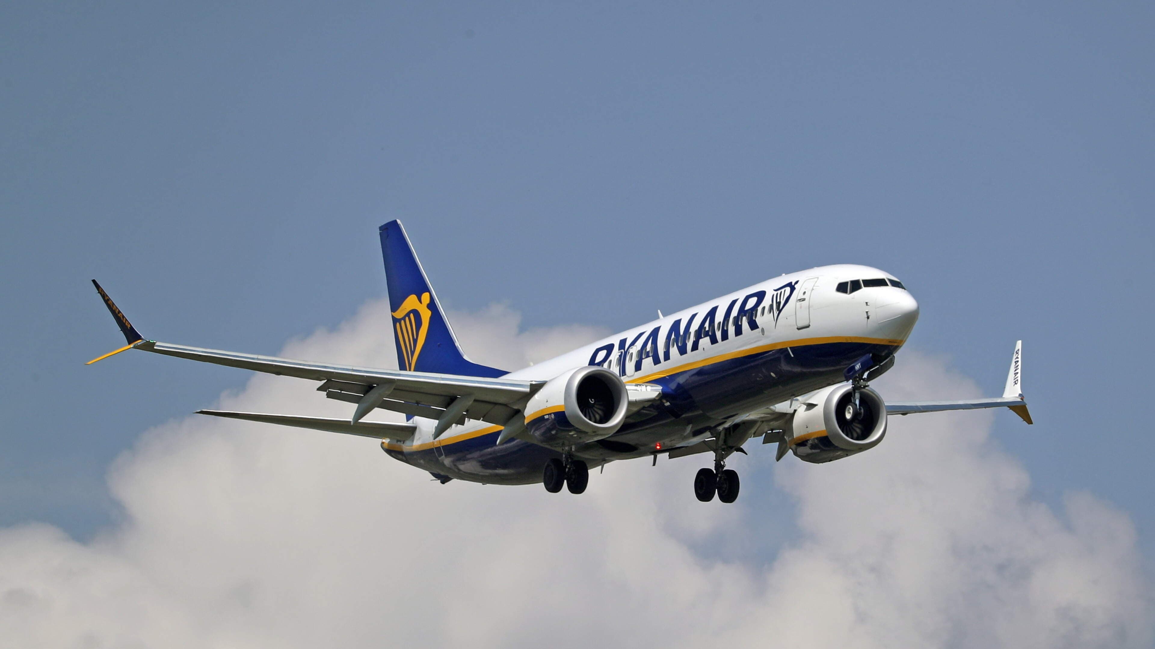 Ryanair Q1 profit drops 34pc