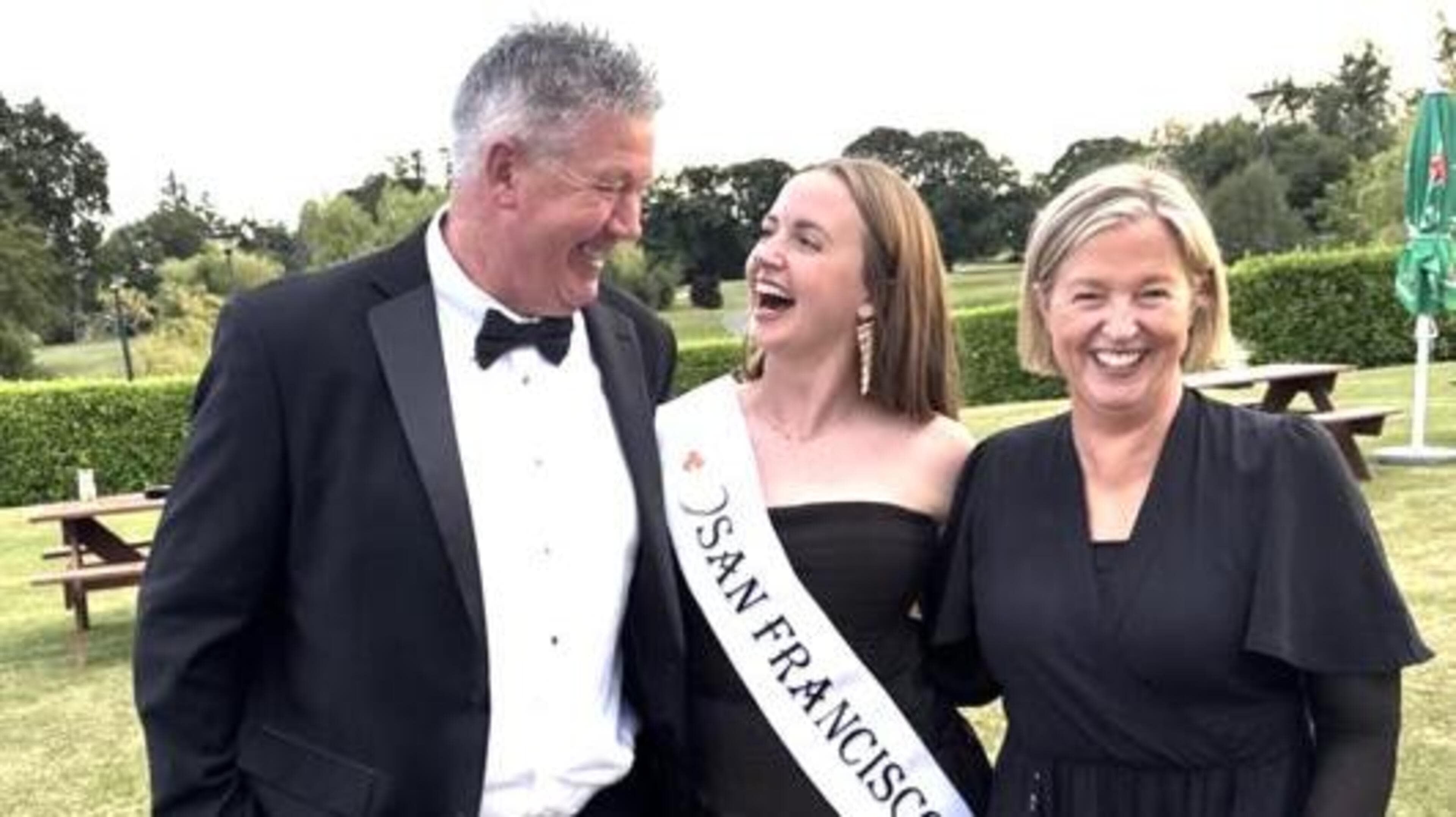 Rose of Tralee honors loved ones with emotional parades