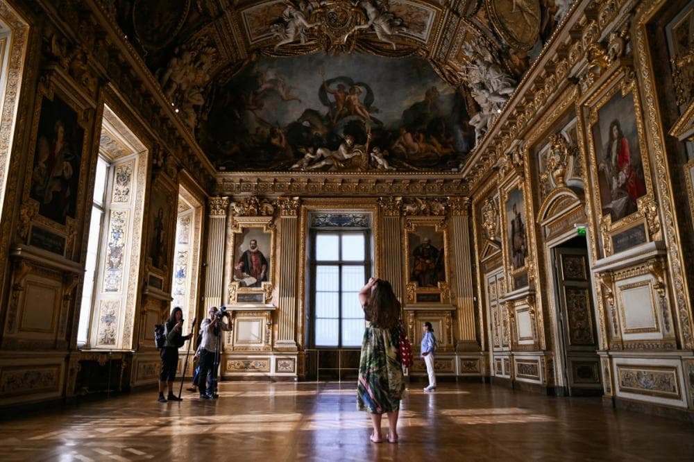 Louvre Theft Hall Reopens Without Exhibits