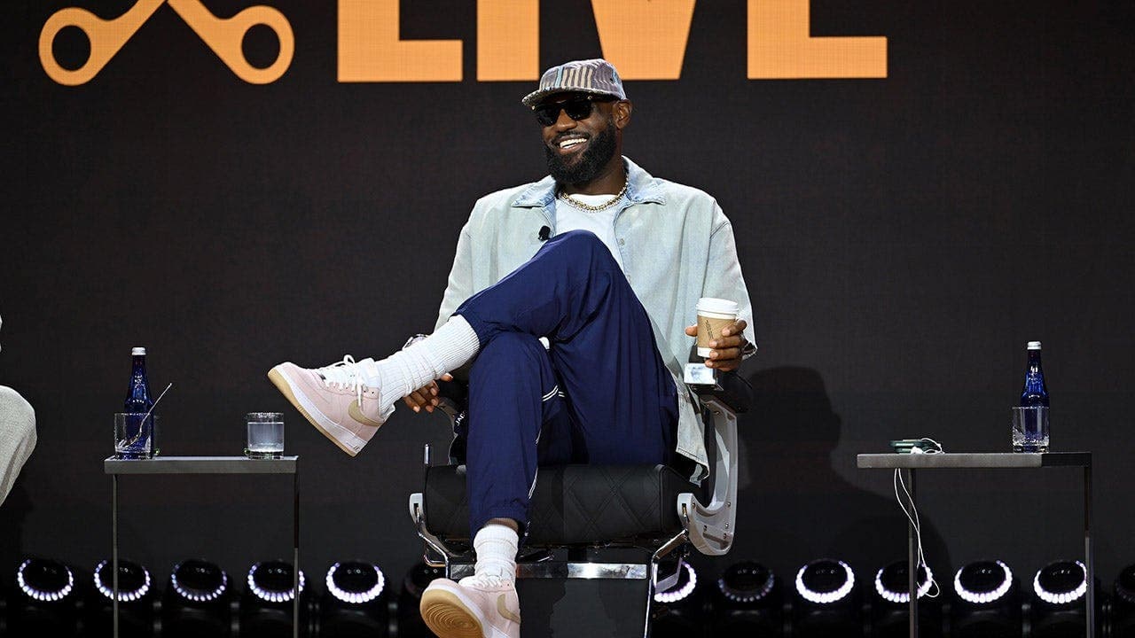Fanatics Fest crowd reacts intensely after LeBron James mentions phrase linked to his potential team signing