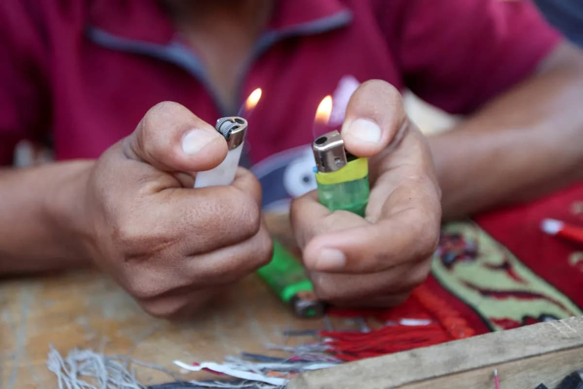 Gaza camps rely on cigarettes lighter for survival