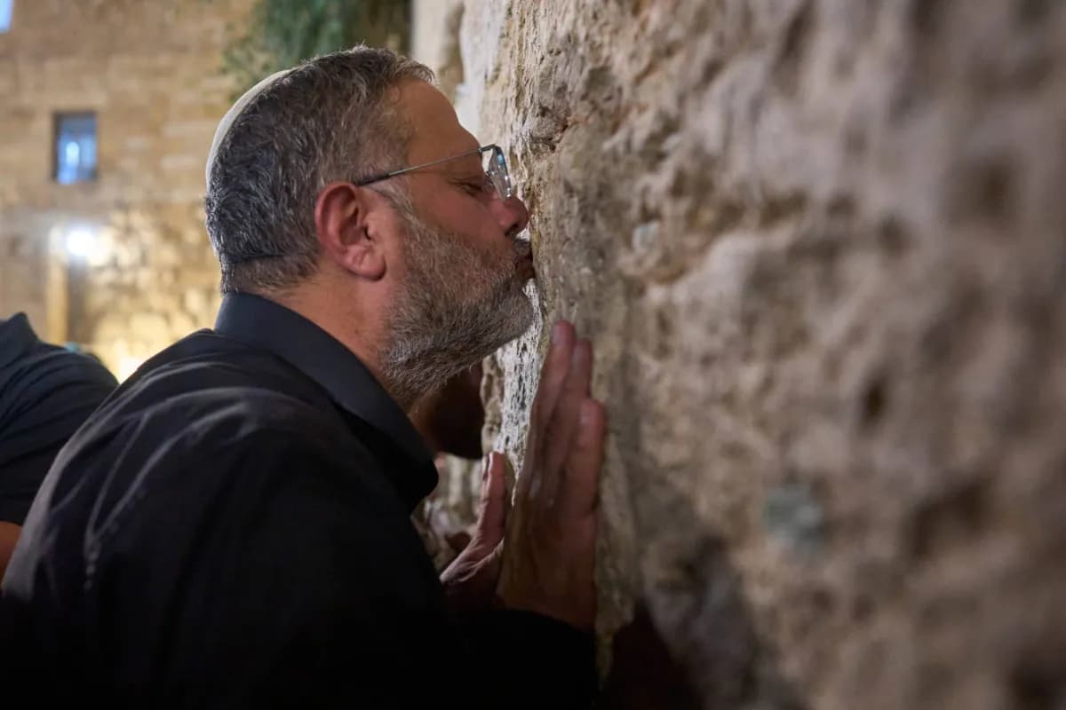 Settlers conduct banned rituals near Al-Aqsa
