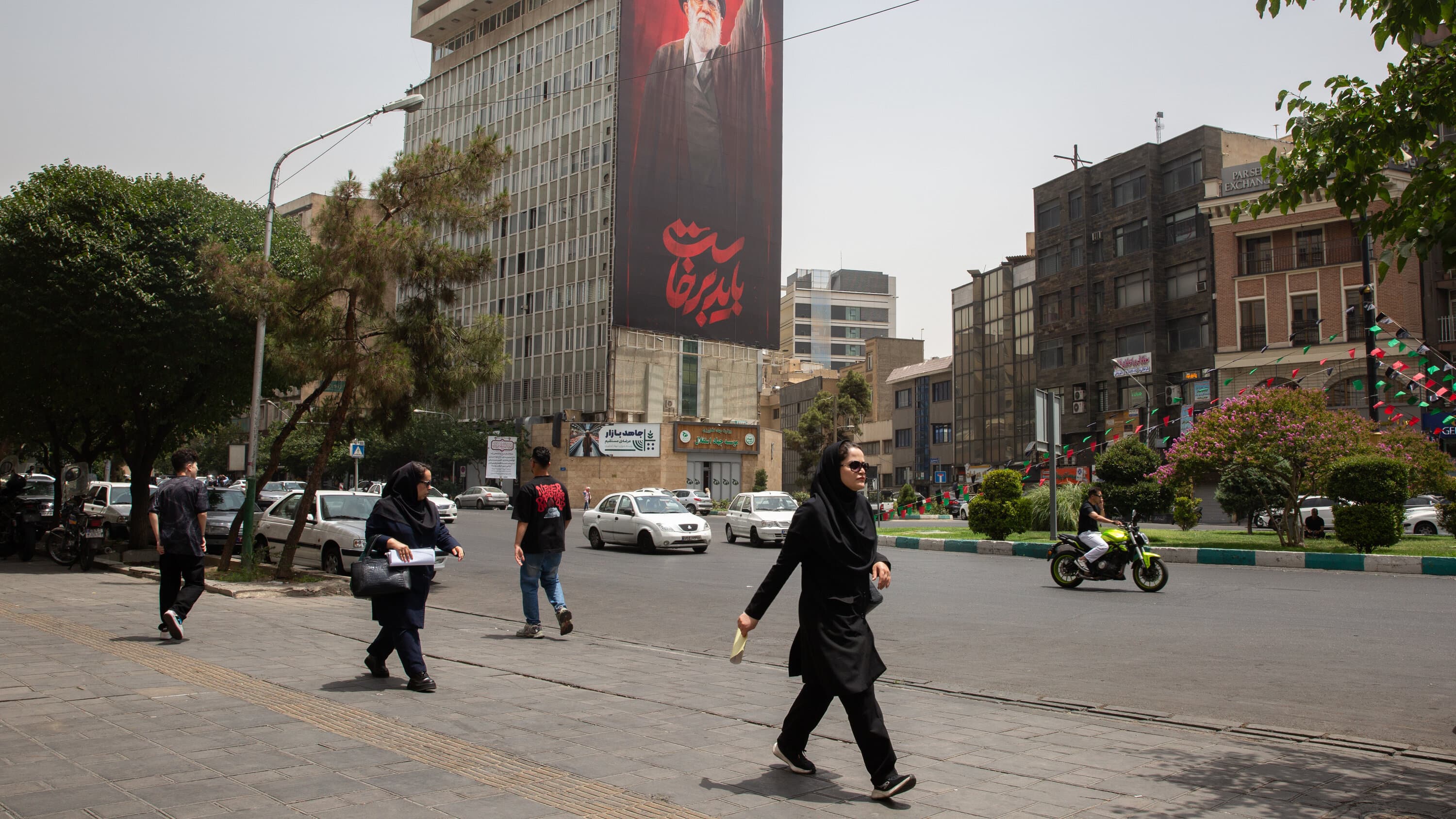 إيران تُصر على سيطرتها على مضيق هرمز مع إطلاقها هجمات جديدة