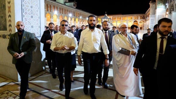 انفجارات قرب مقر إقامة ماكرون في دمشق قبل محادثاته مع الشرع