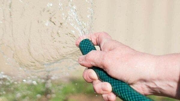 Britain prohibits water hoses amid drought