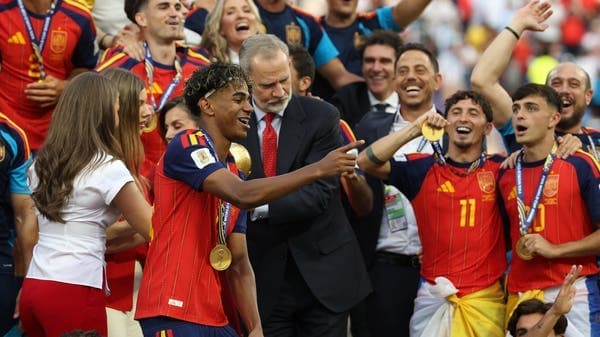 Humorous moment between Spain's king and Yamal