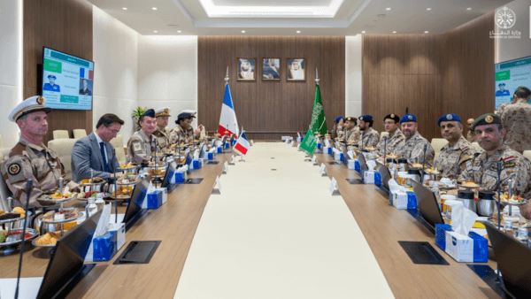 Saudi Arabia and France discuss military ties