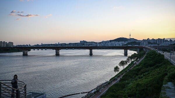 Seoul Uses AI Cameras to Prevent Suicides