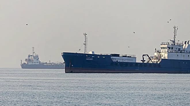 Houthi threats alter two Saudi oil routes