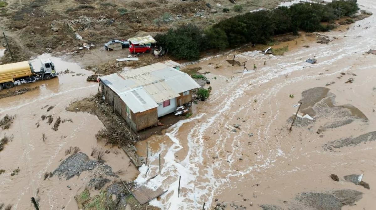 Severe Chile storm leaves 10 dead and 100,000 isolated