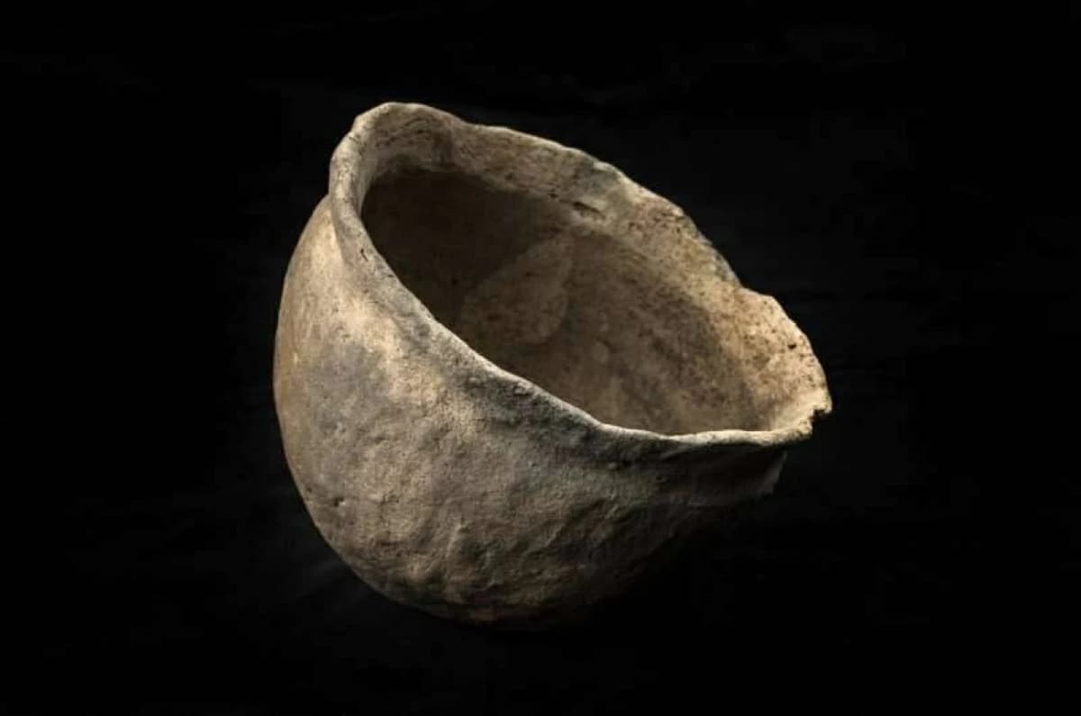 Students find 400-year-old pot