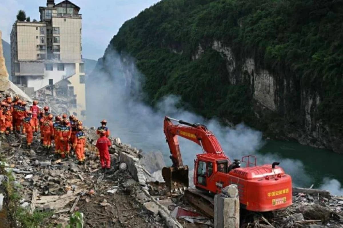 China landslide kills and injures 61
