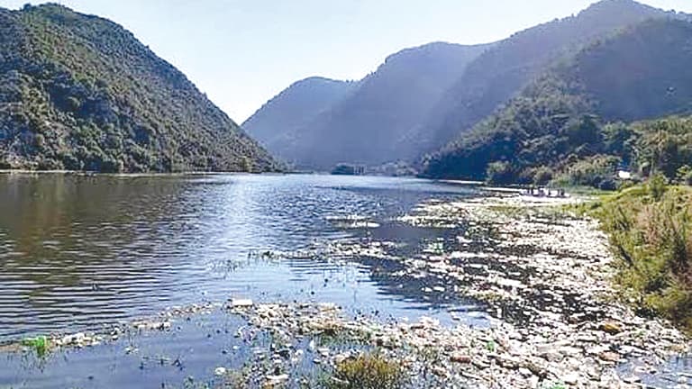 Waste buildup in Ain Al-Samak Lake