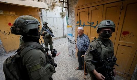Occupation seals Hebron center to secure settlers