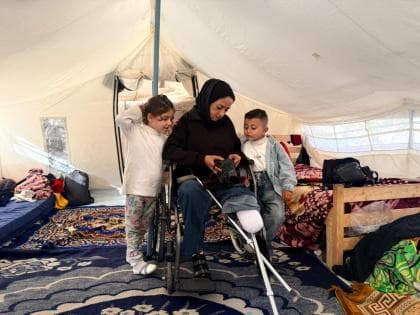 Kifah Al-Fakhouri resumes filming with prosthetic leg